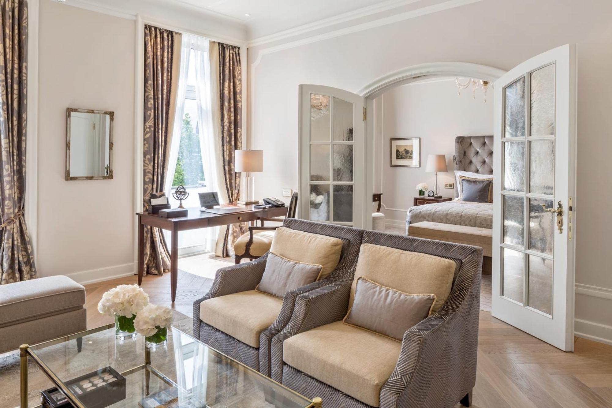 Deluxe Suite with Lake View